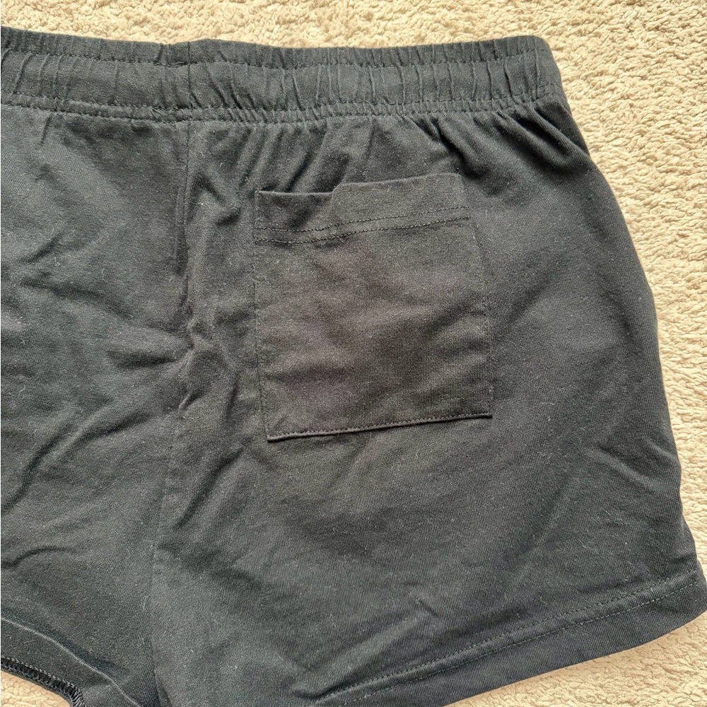 Medium H&M shorts - Picture 2 of 3